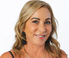 Elizabeth, Co-Founder